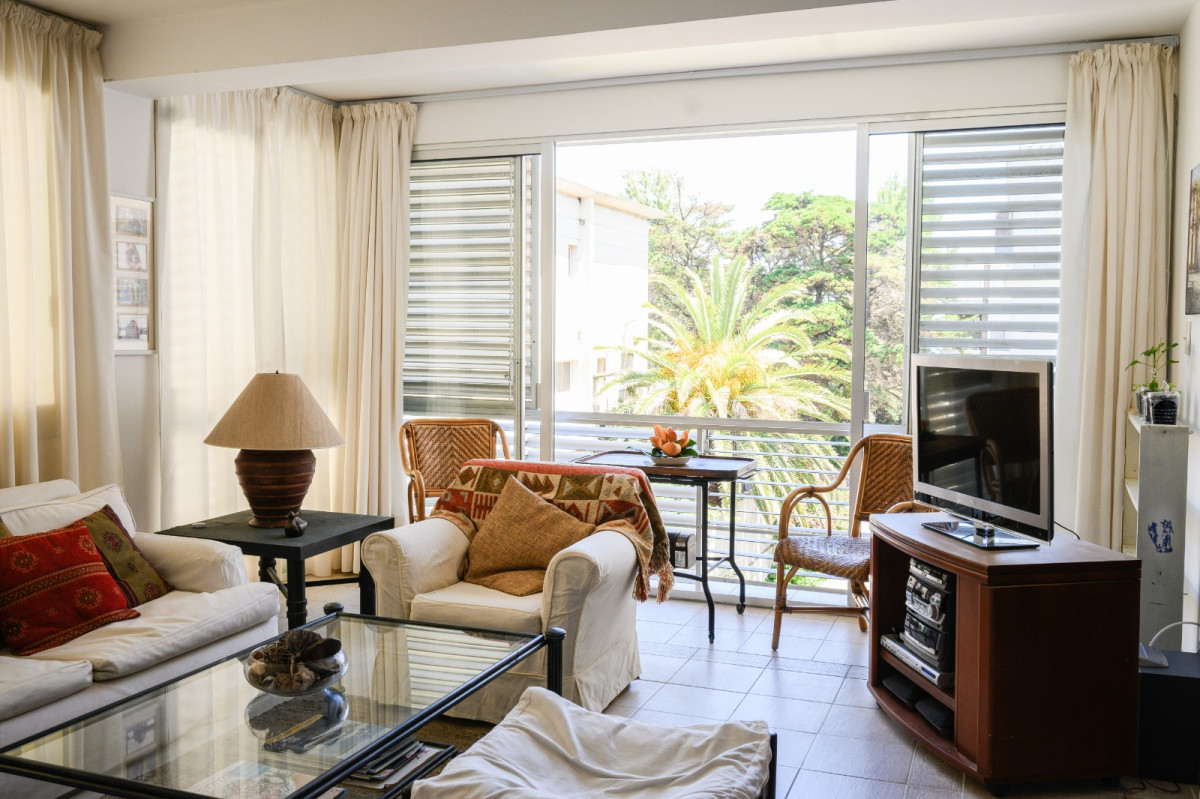 Apartamento en venta dos dormitorios y dependencia de servicio en Punta del Este