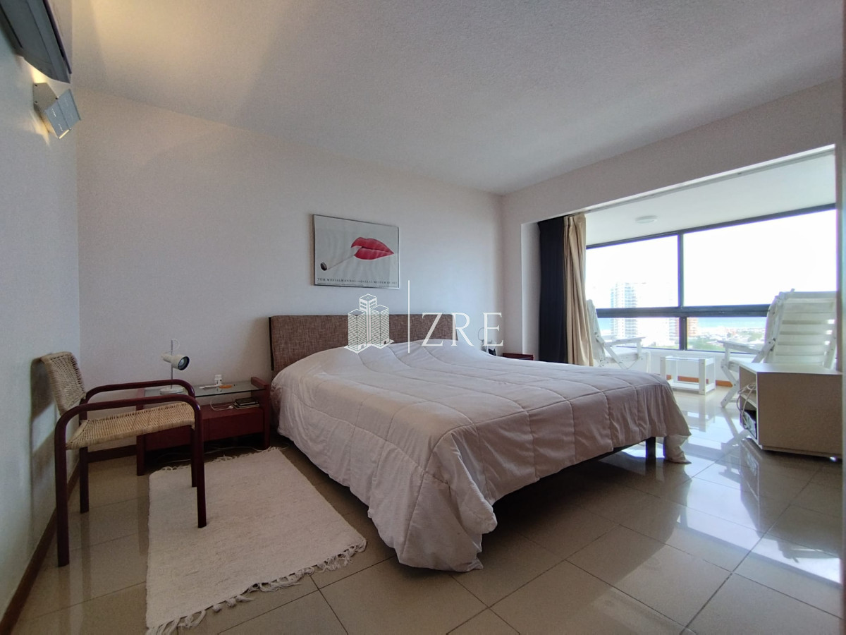 Apartamento ID.1166 - Apartamento en venta de 3 dormitorios y dependencia en Punta del Este