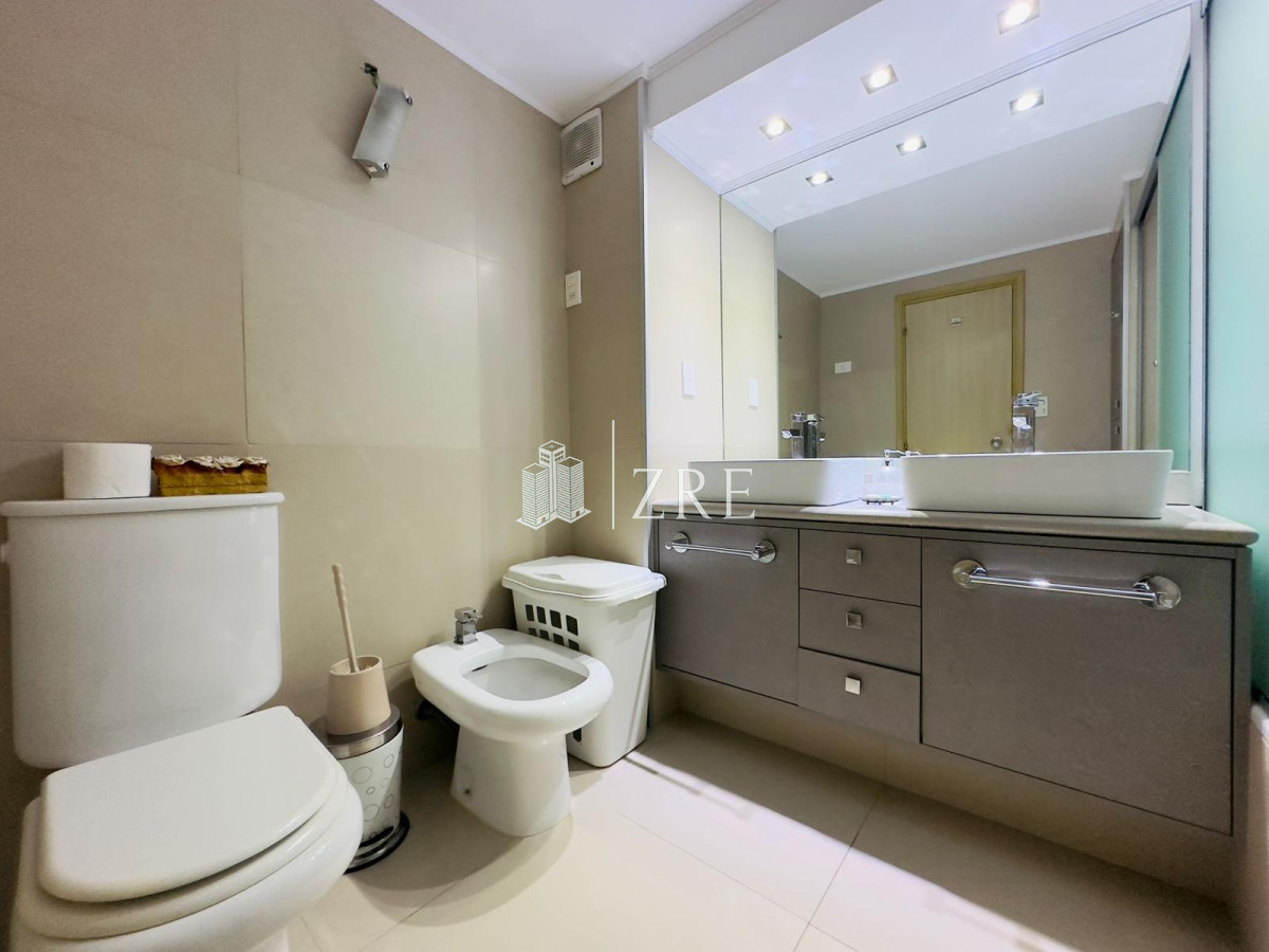 Apartamento ID.1165 - Apartamento reciclado, primera linea playa mansa, 3 dormitorios, 1 suite.