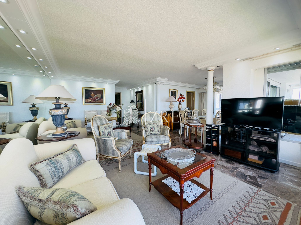 Apartamento ID.1165 - Apartamento reciclado, primera linea playa mansa, 3 dormitorios, 1 suite.