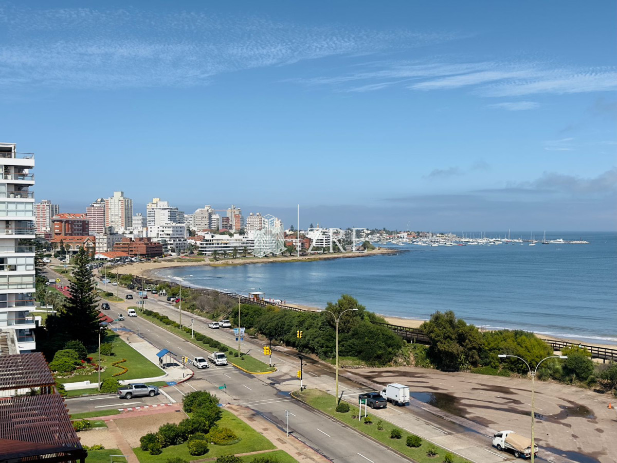 Apartamento ID.1165 - Apartamento reciclado, primera linea playa mansa, 3 dormitorios, 1 suite.