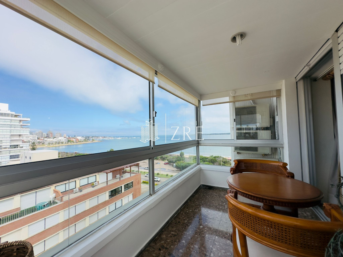Apartamento ID.1165 - Apartamento reciclado, primera linea playa mansa, 3 dormitorios, 1 suite.