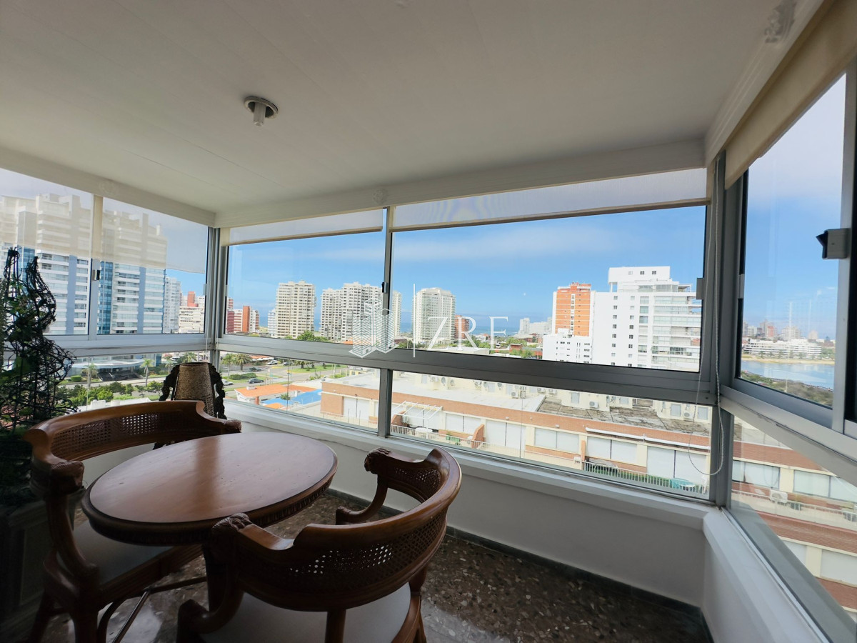 Apartamento ID.1165 - Apartamento reciclado, primera linea playa mansa, 3 dormitorios, 1 suite.