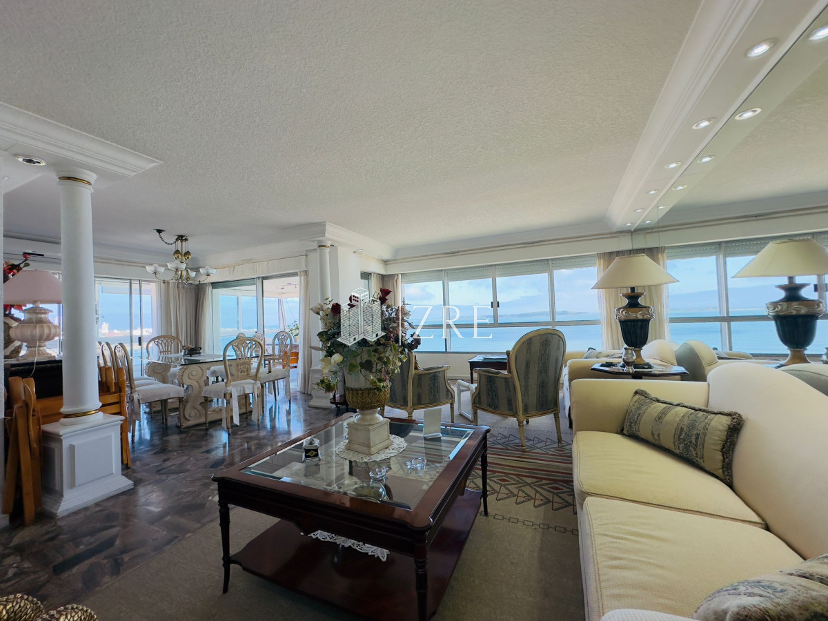 Apartamento ID.1165 - Apartamento reciclado, primera linea playa mansa, 3 dormitorios, 1 suite.