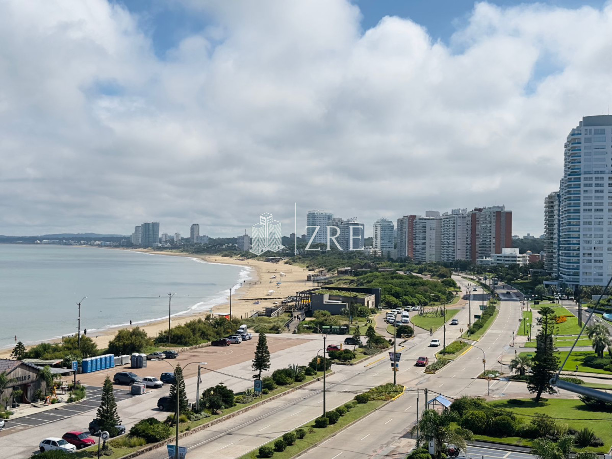 Apartamento ID.1165 - Apartamento reciclado, primera linea playa mansa, 3 dormitorios, 1 suite.