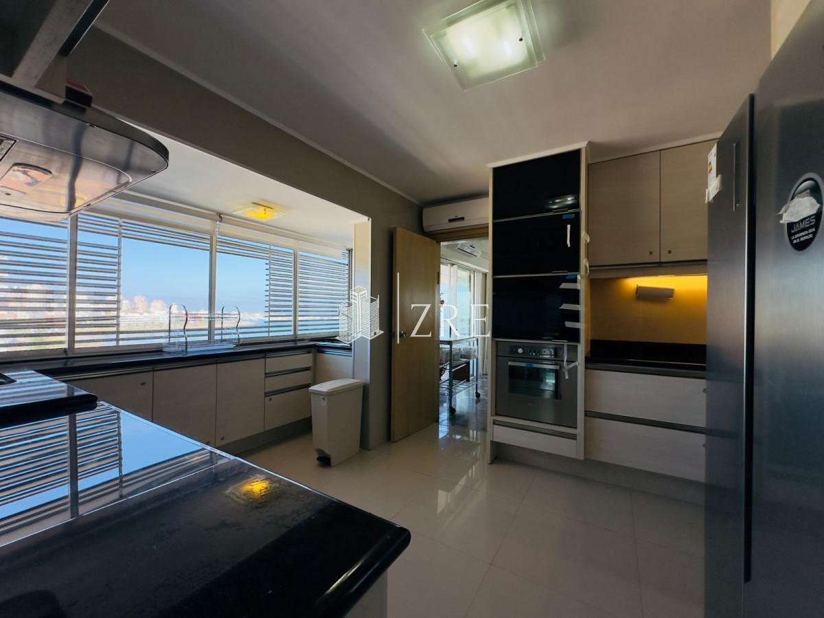 Apartamento ID.1165 - Apartamento reciclado, primera linea playa mansa, 3 dormitorios, 1 suite.