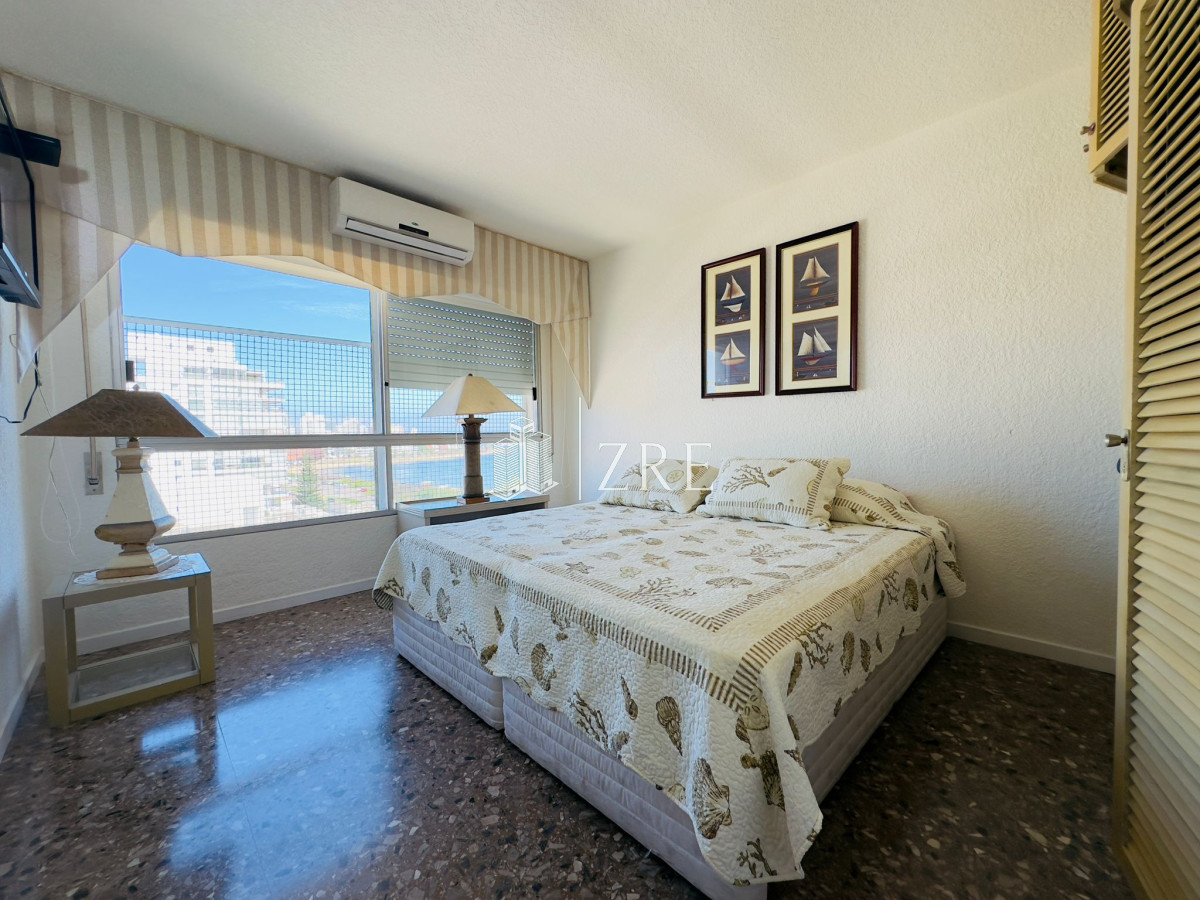 Apartamento ID.1165 - Apartamento reciclado, primera linea playa mansa, 3 dormitorios, 1 suite.