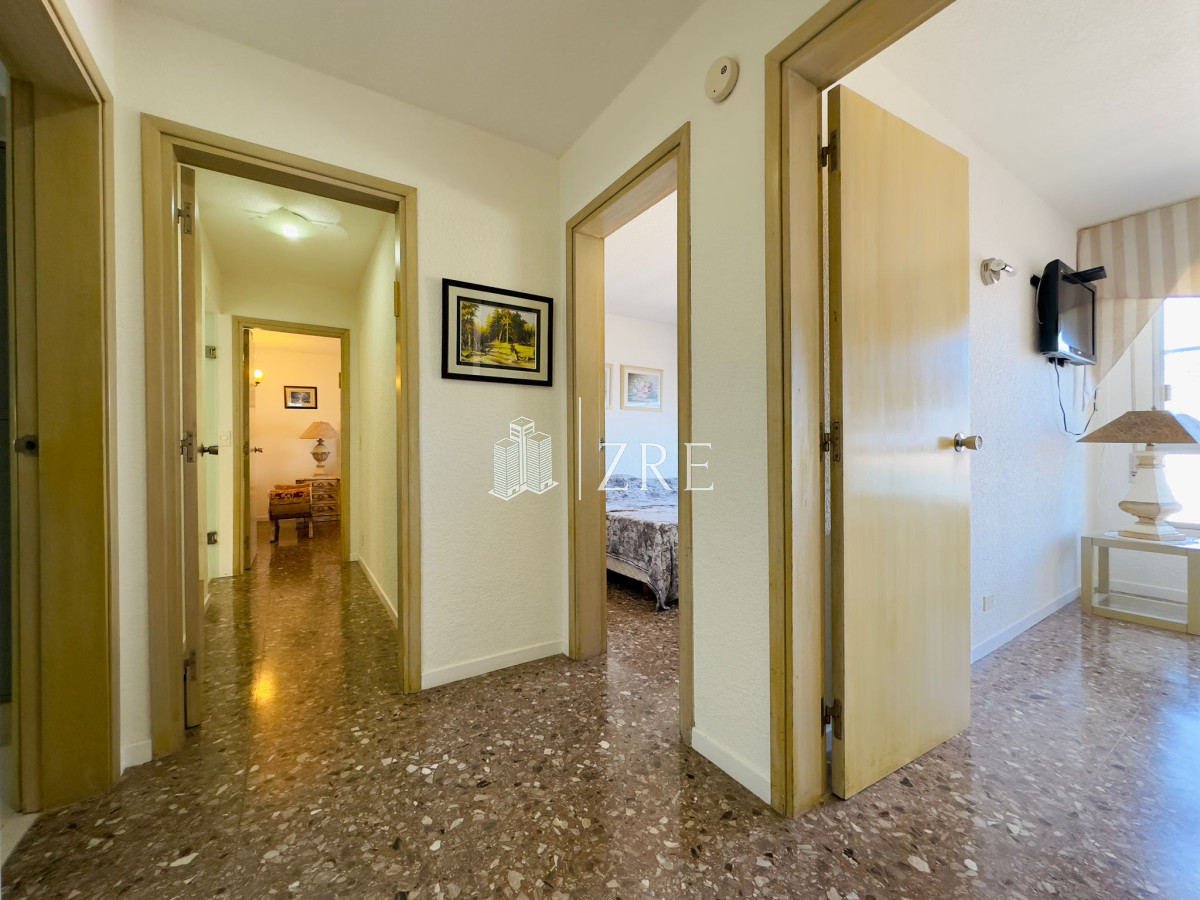 Apartamento ID.1165 - Apartamento reciclado, primera linea playa mansa, 3 dormitorios, 1 suite.