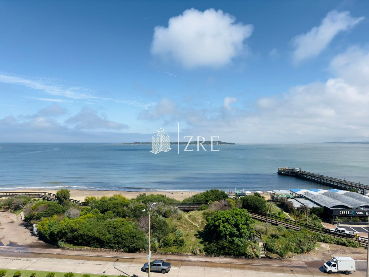 Apartamento ID.1165 - Apartamento reciclado, primera linea playa mansa, 3 dormitorios, 1 suite.