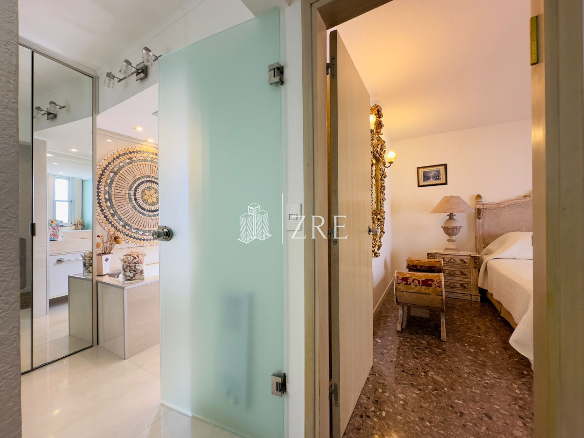 Apartamento ID.1165 - Apartamento reciclado, primera linea playa mansa, 3 dormitorios, 1 suite.