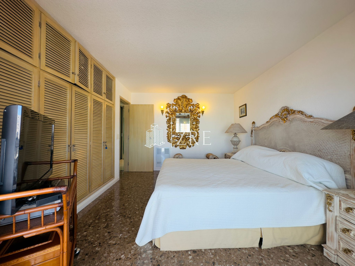 Apartamento ID.1165 - Apartamento reciclado, primera linea playa mansa, 3 dormitorios, 1 suite.