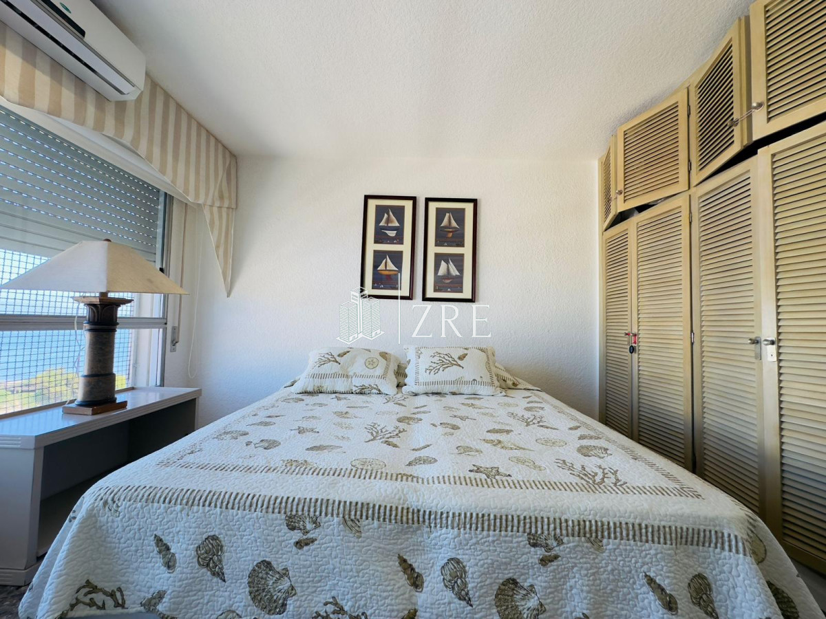 Apartamento ID.1165 - Apartamento reciclado, primera linea playa mansa, 3 dormitorios, 1 suite.