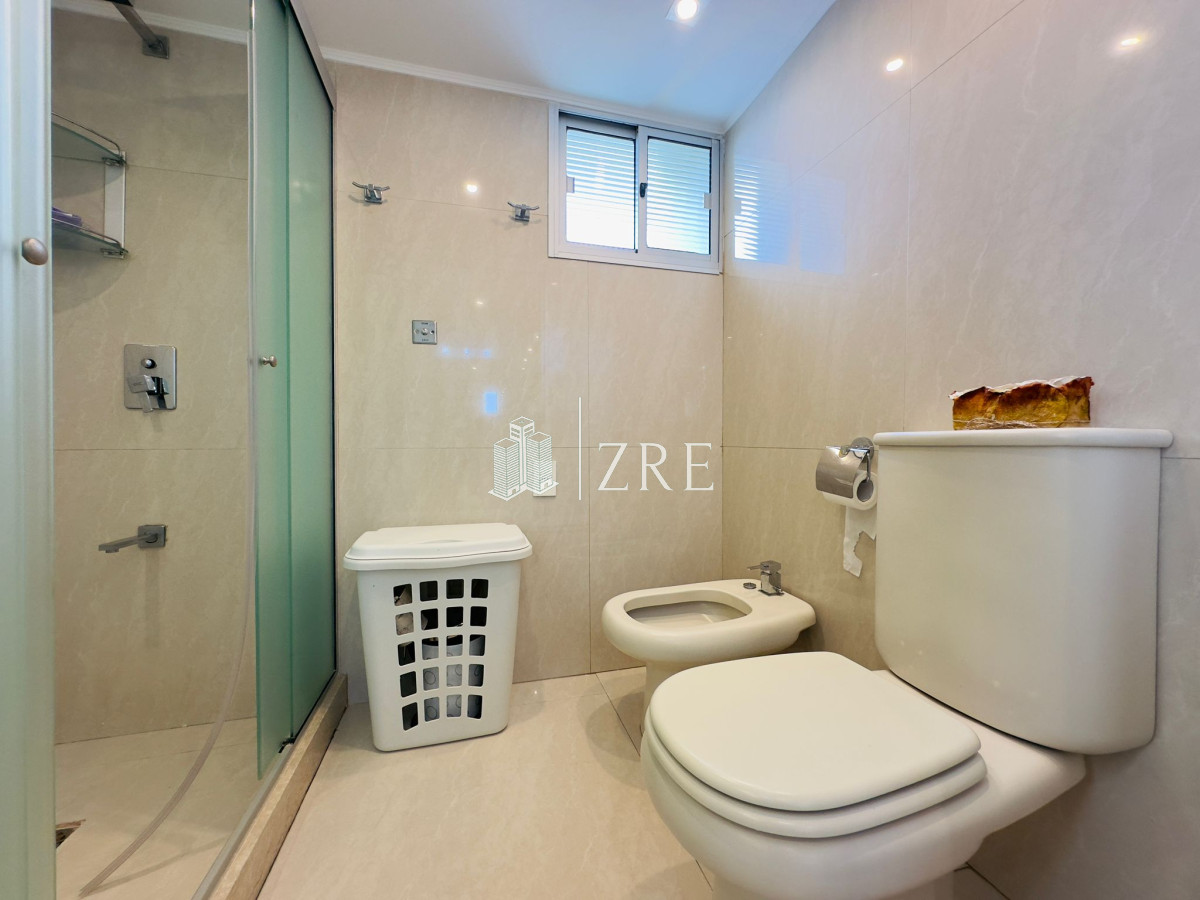 Apartamento ID.1165 - Apartamento reciclado, primera linea playa mansa, 3 dormitorios, 1 suite.