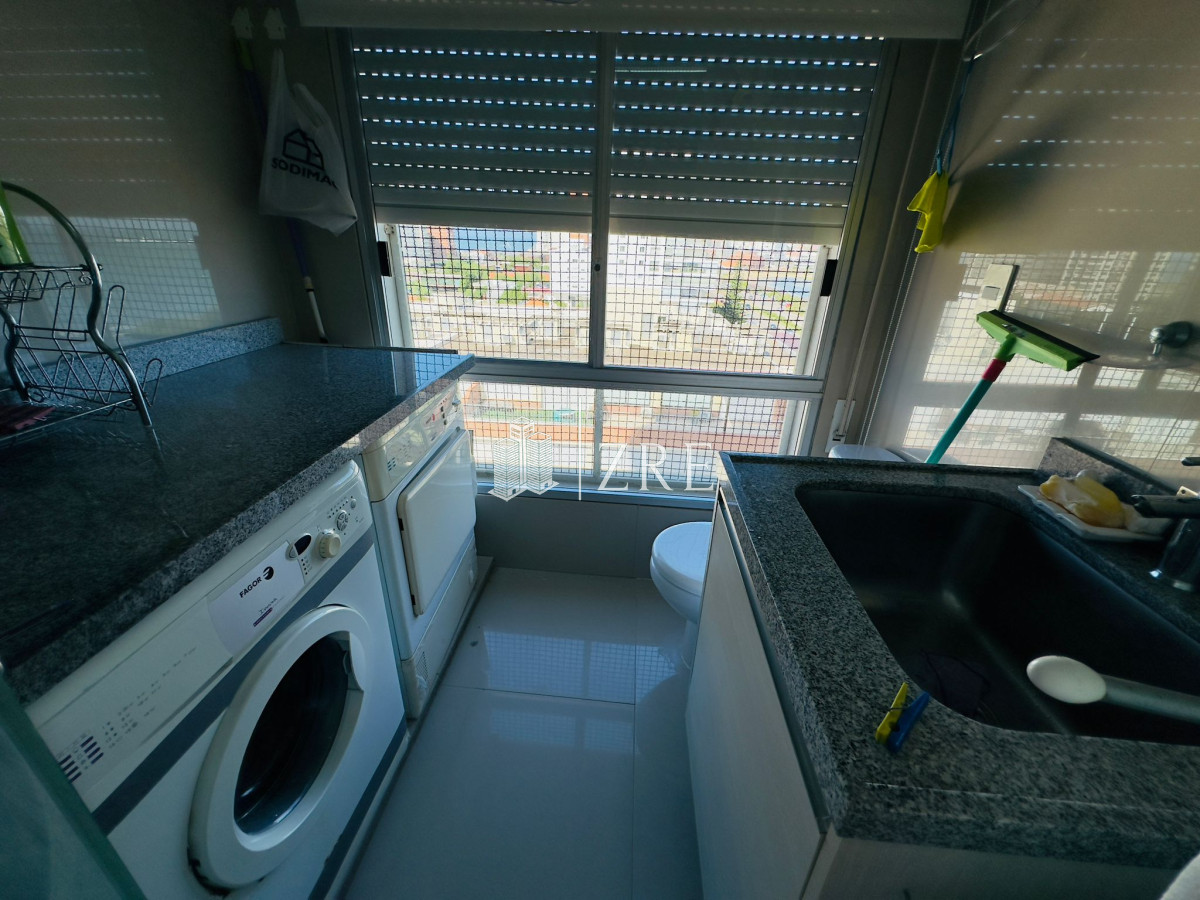 Apartamento ID.1165 - Apartamento reciclado, primera linea playa mansa, 3 dormitorios, 1 suite.