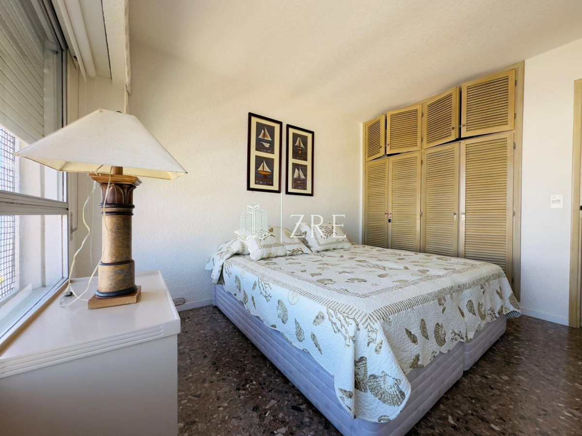 Apartamento ID.1165 - Apartamento reciclado, primera linea playa mansa, 3 dormitorios, 1 suite.