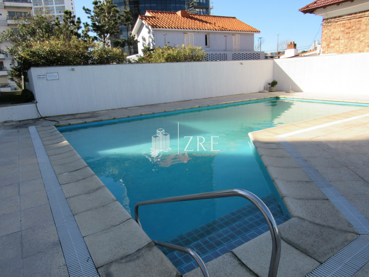 Apartamento ID.1165 - Apartamento reciclado, primera linea playa mansa, 3 dormitorios, 1 suite.