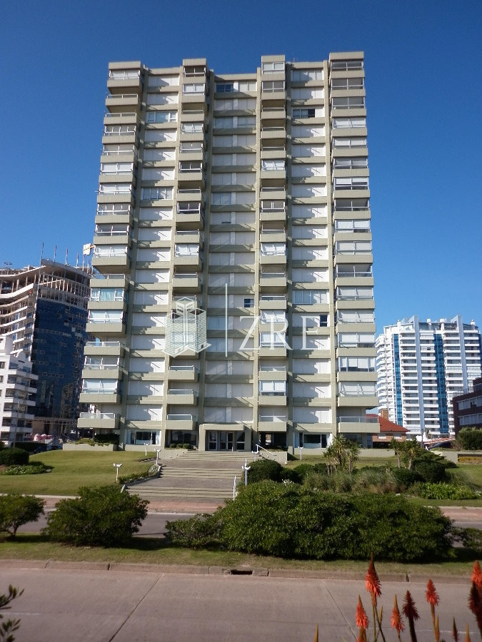 Apartamento ID.1165 - Apartamento reciclado, primera linea playa mansa, 3 dormitorios, 1 suite.