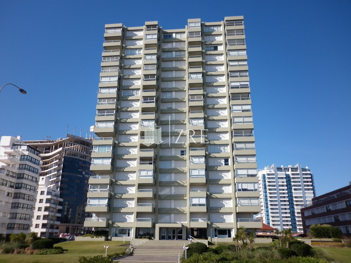 Apartamento ID.1165 - Apartamento reciclado, primera linea playa mansa, 3 dormitorios, 1 suite.