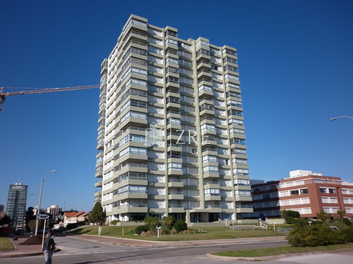 Apartamento ID.1165 - Apartamento reciclado, primera linea playa mansa, 3 dormitorios, 1 suite.