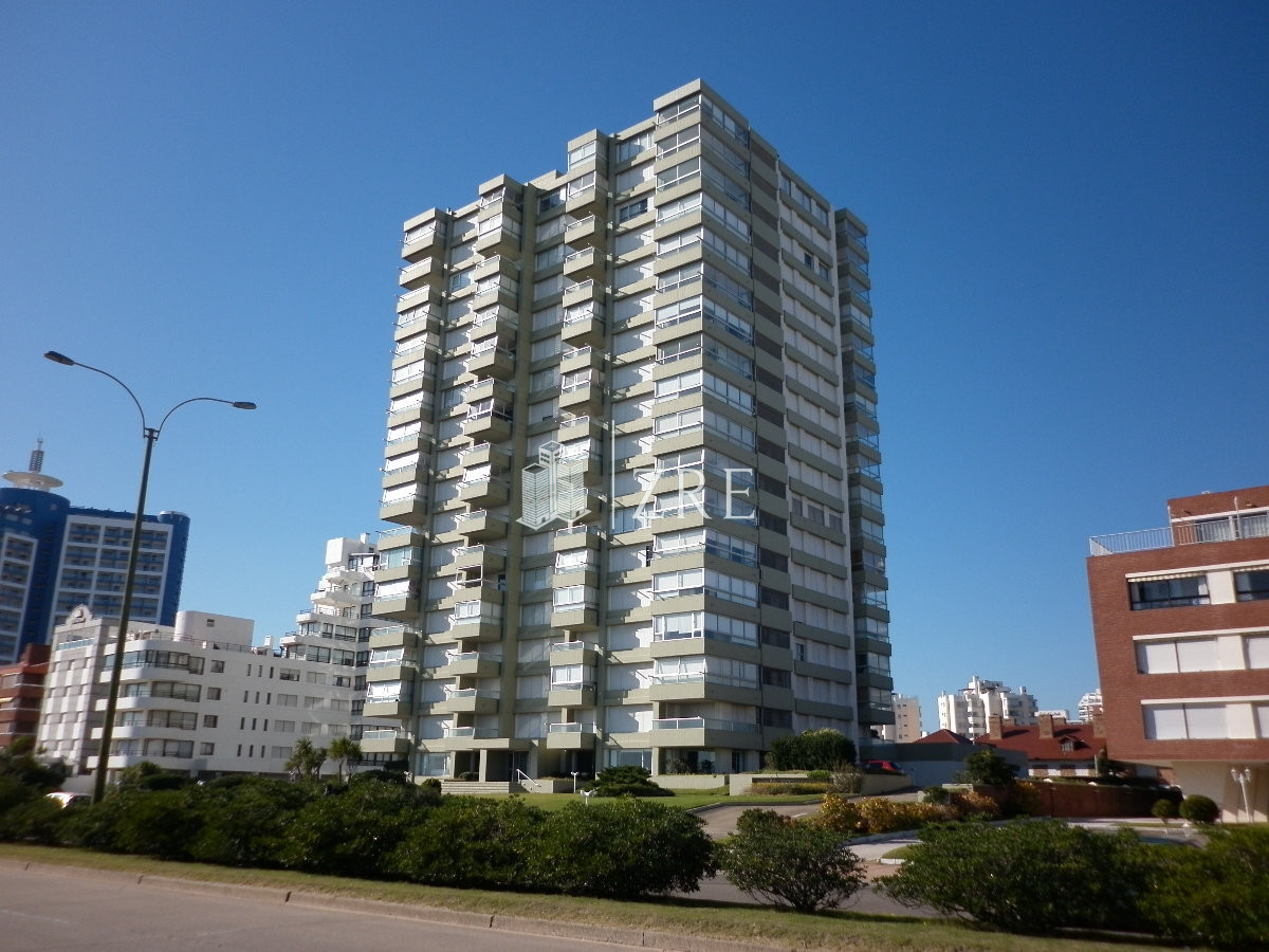 Apartamento ID.1165 - Apartamento reciclado, primera linea playa mansa, 3 dormitorios, 1 suite.