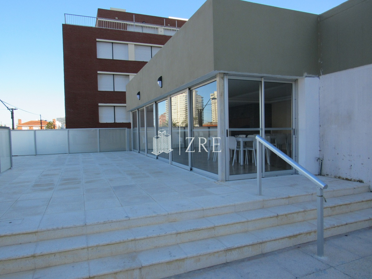 Apartamento ID.1165 - Apartamento reciclado, primera linea playa mansa, 3 dormitorios, 1 suite.
