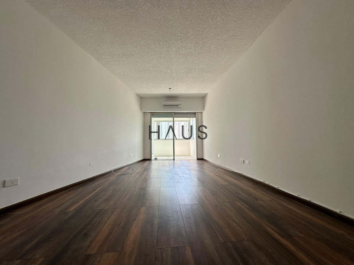 Apartamento ID.138 - Apartamento de dos dormitorios y dependencia de servicio en venta en Punta del Este