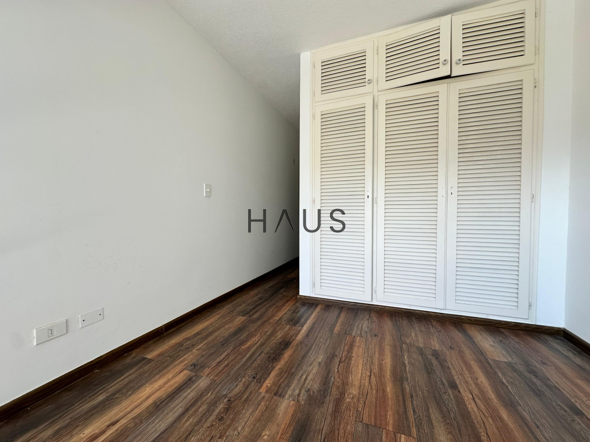 Apartamento ID.138 - Apartamento de dos dormitorios y dependencia de servicio en venta en Punta del Este