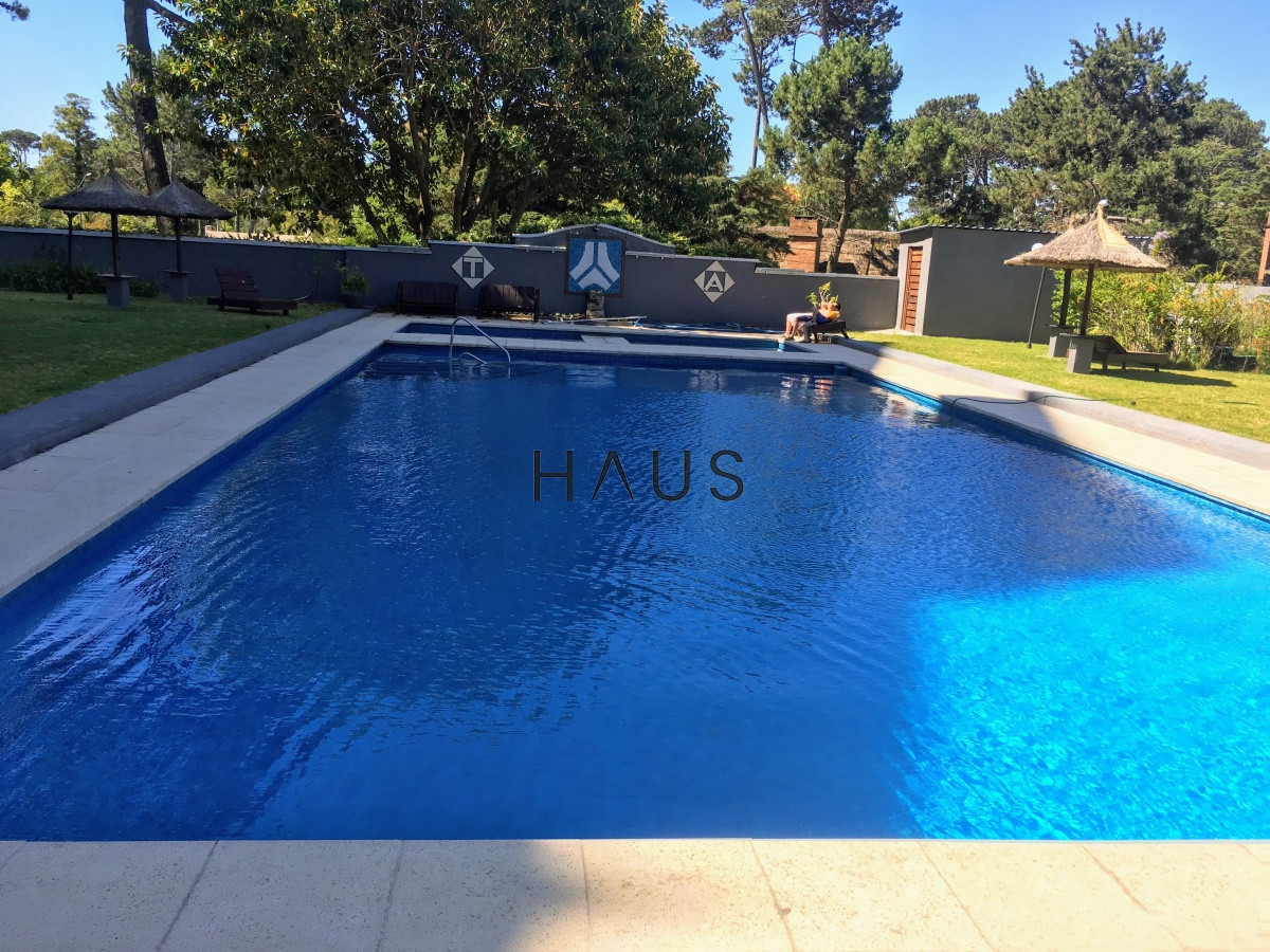 Apartamento ID.138 - Apartamento de dos dormitorios y dependencia de servicio en venta en Punta del Este