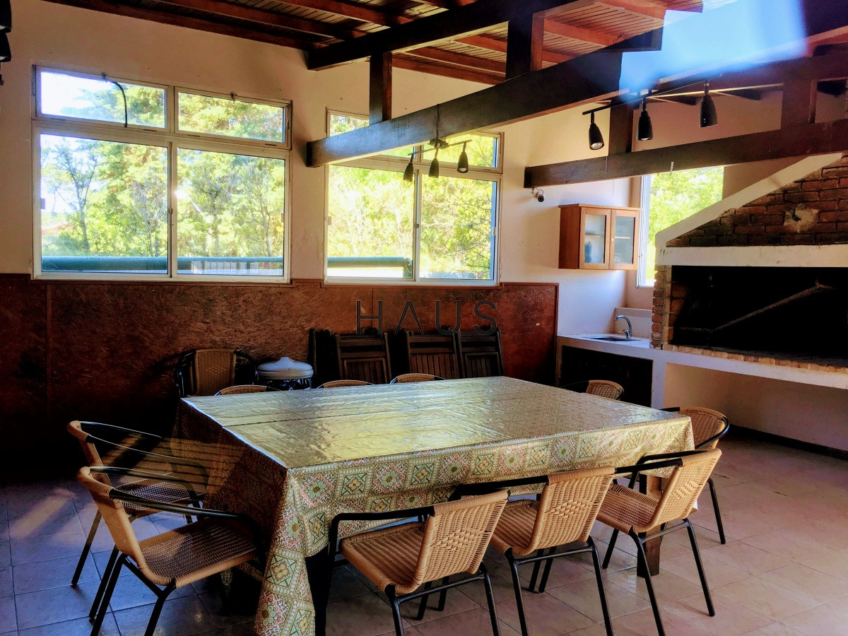 Apartamento ID.138 - Apartamento de dos dormitorios y dependencia de servicio en venta en Punta del Este