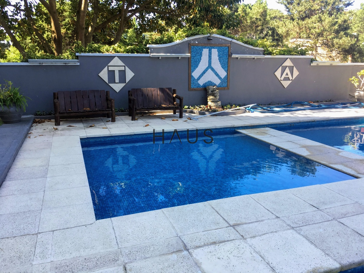 Apartamento ID.138 - Apartamento de dos dormitorios y dependencia de servicio en venta en Punta del Este