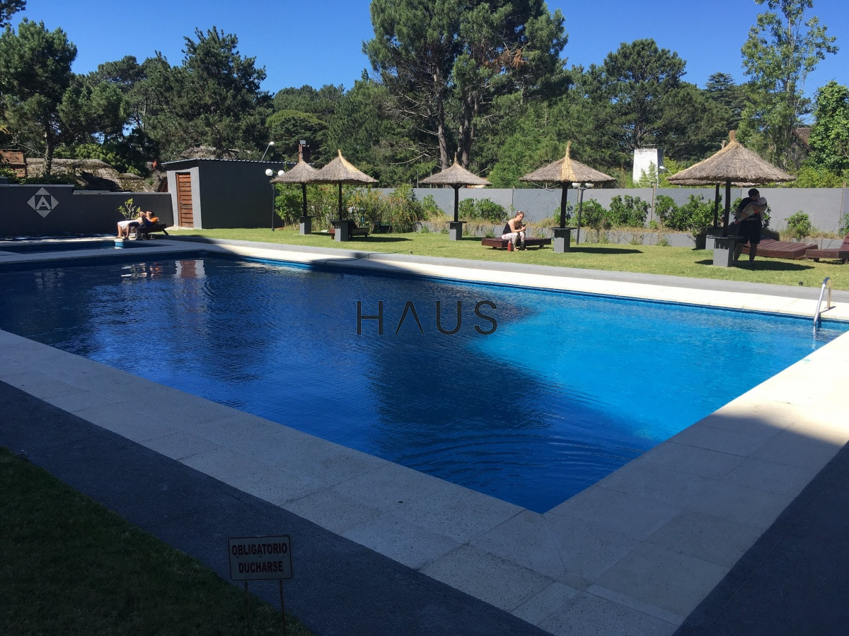 Apartamento ID.138 - Apartamento de dos dormitorios y dependencia de servicio en venta en Punta del Este