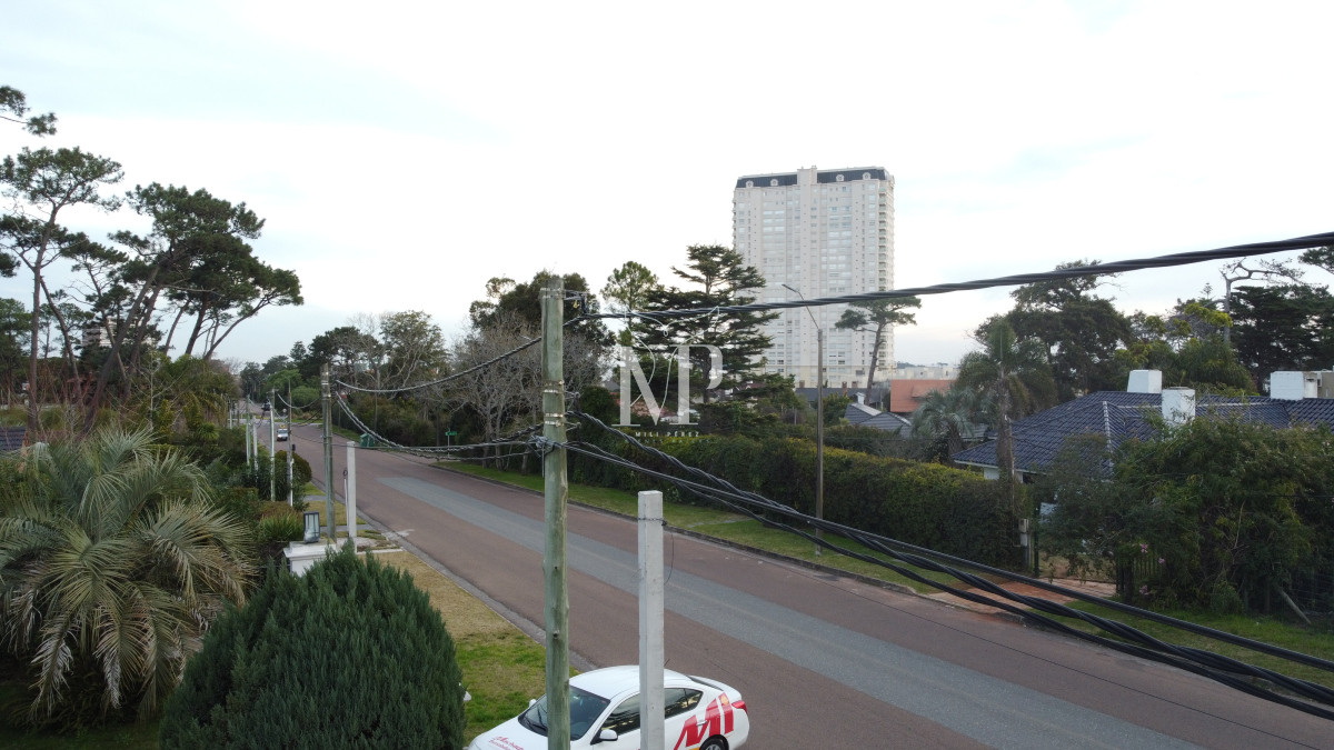 Casa ID.103 - Casa de 5 dormitorios en venta en Punta del Este.-