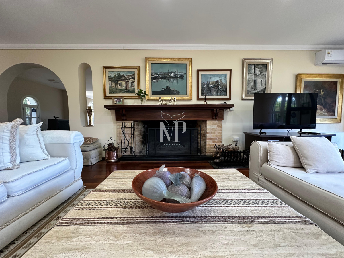 Casa ID.104 - Admirable casa en venta de 4 dorm. y dep. de servicio en Punta del Este