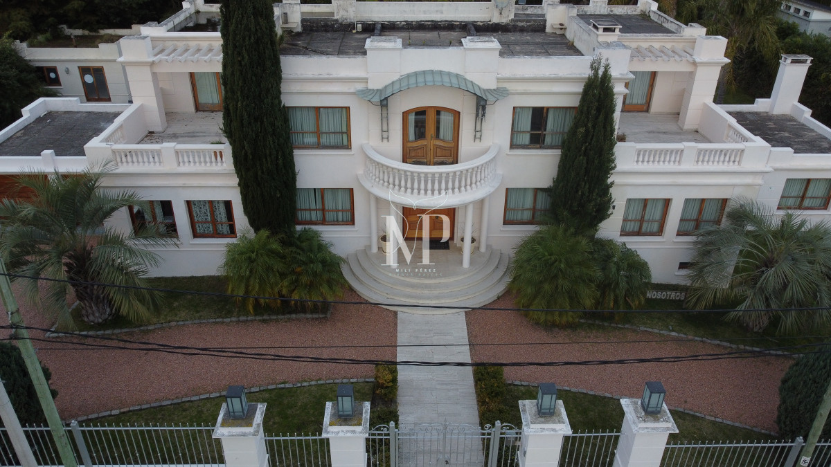 Casa ID.103 - Casa de 5 dormitorios en venta en Punta del Este.-