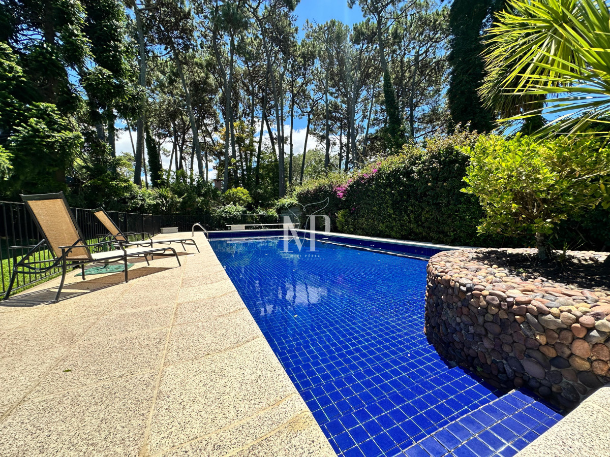 Casa ID.104 - Admirable casa en venta de 4 dorm. y dep. de servicio en Punta del Este