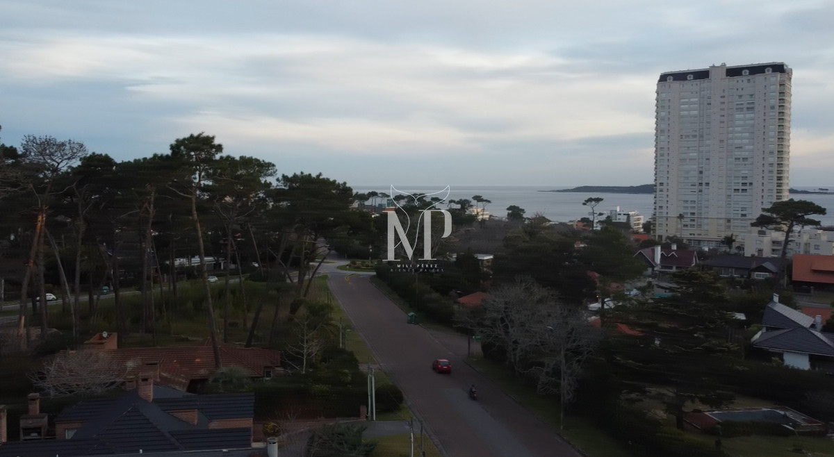 Casa ID.103 - Casa de 5 dormitorios en venta en Punta del Este.-