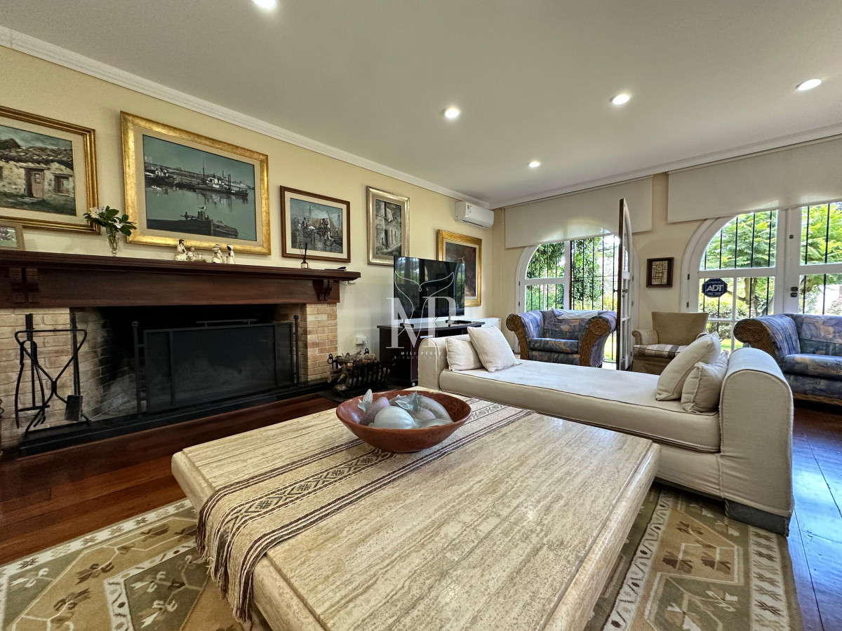 Casa ID.104 - Admirable casa en venta de 4 dorm. y dep. de servicio en Punta del Este