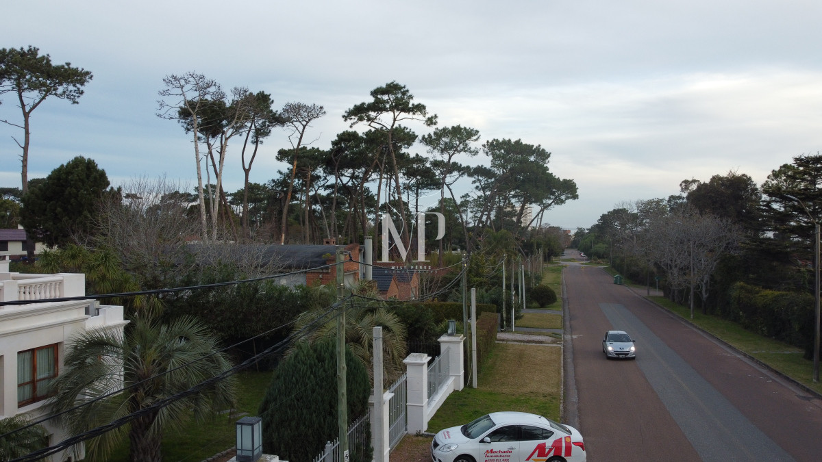 Casa ID.103 - Casa de 5 dormitorios en venta en Punta del Este.-