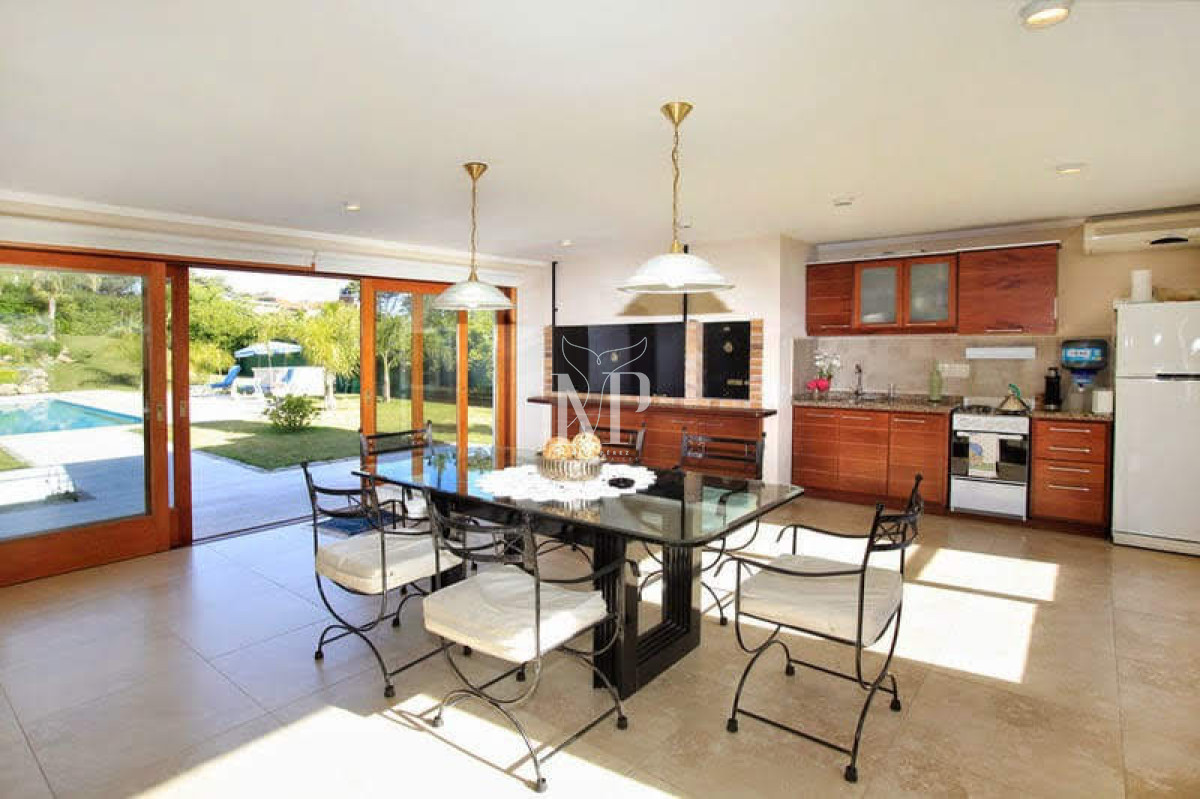 Casa ID.103 - Casa de 5 dormitorios en venta en Punta del Este.-