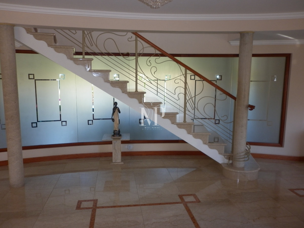 Casa ID.103 - Casa de 5 dormitorios en venta en Punta del Este.-