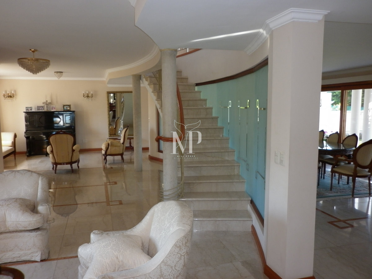 Casa ID.103 - Casa de 5 dormitorios en venta en Punta del Este.-