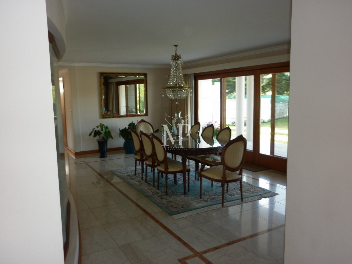 Casa ID.103 - Casa de 5 dormitorios en venta en Punta del Este.-