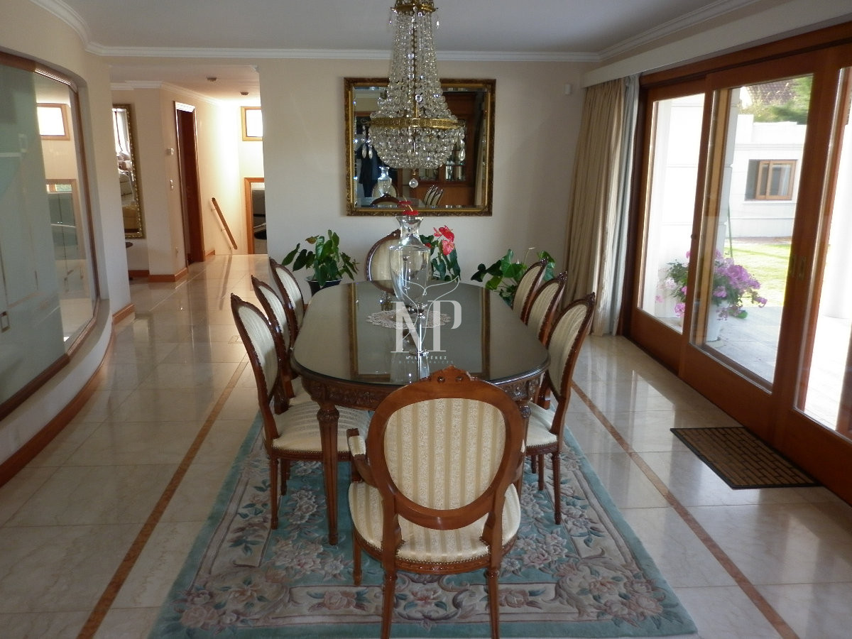 Casa ID.103 - Casa de 5 dormitorios en venta en Punta del Este.-
