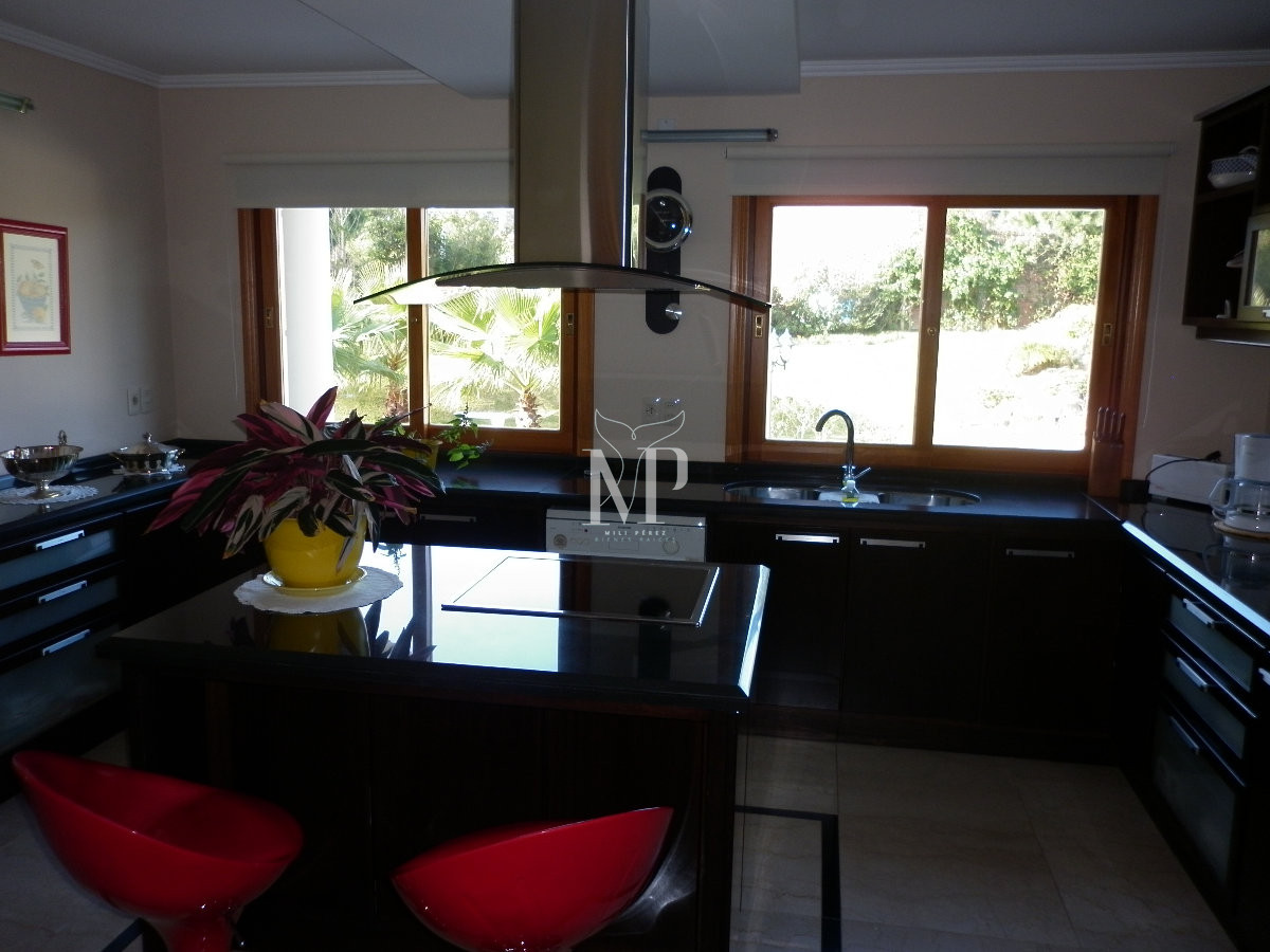 Casa ID.103 - Casa de 5 dormitorios en venta en Punta del Este.-