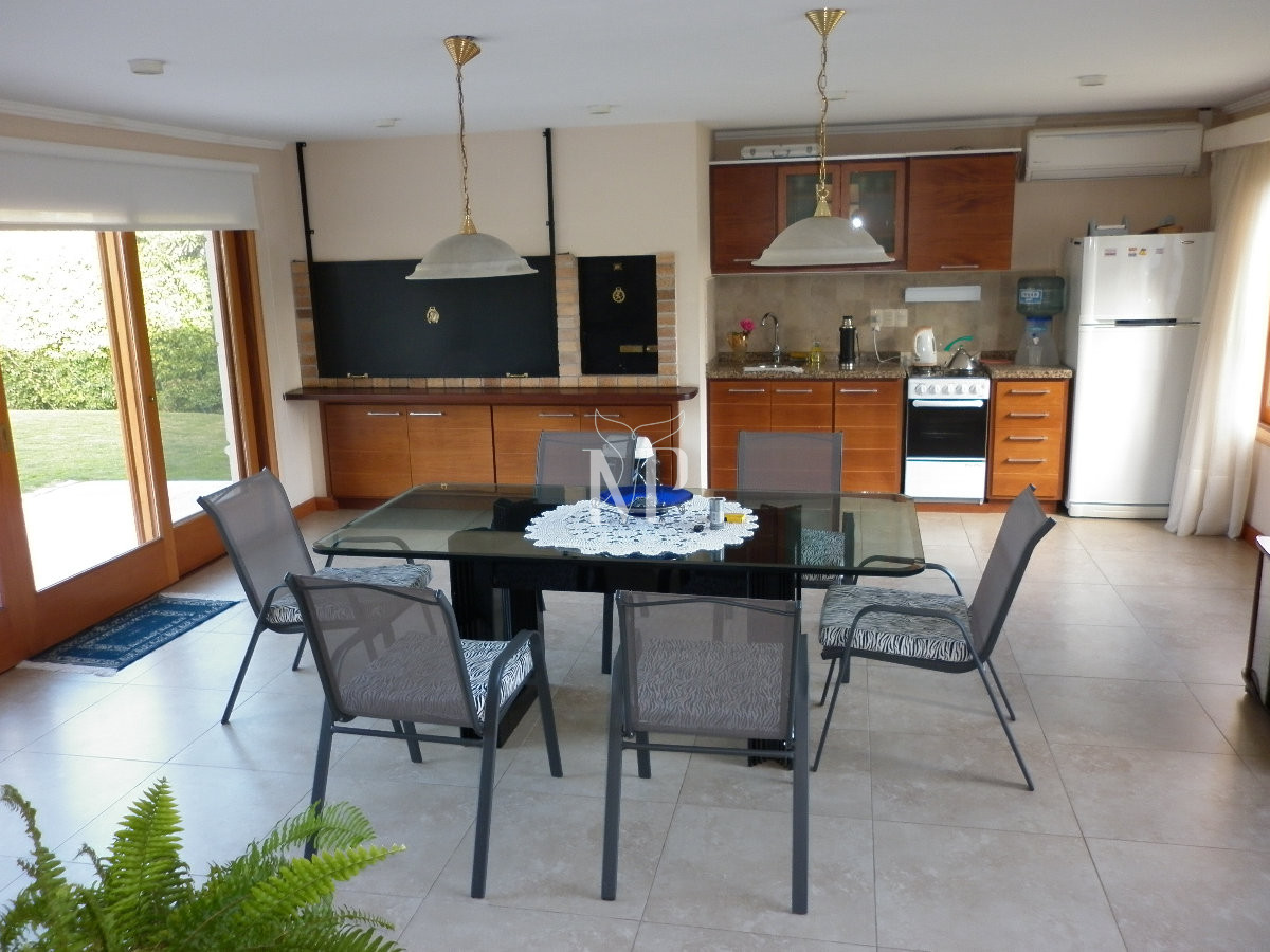 Casa ID.103 - Casa de 5 dormitorios en venta en Punta del Este.-