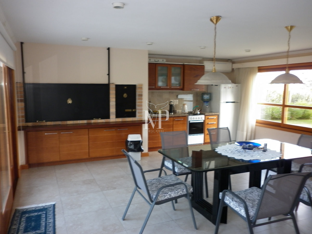 Casa ID.103 - Casa de 5 dormitorios en venta en Punta del Este.-