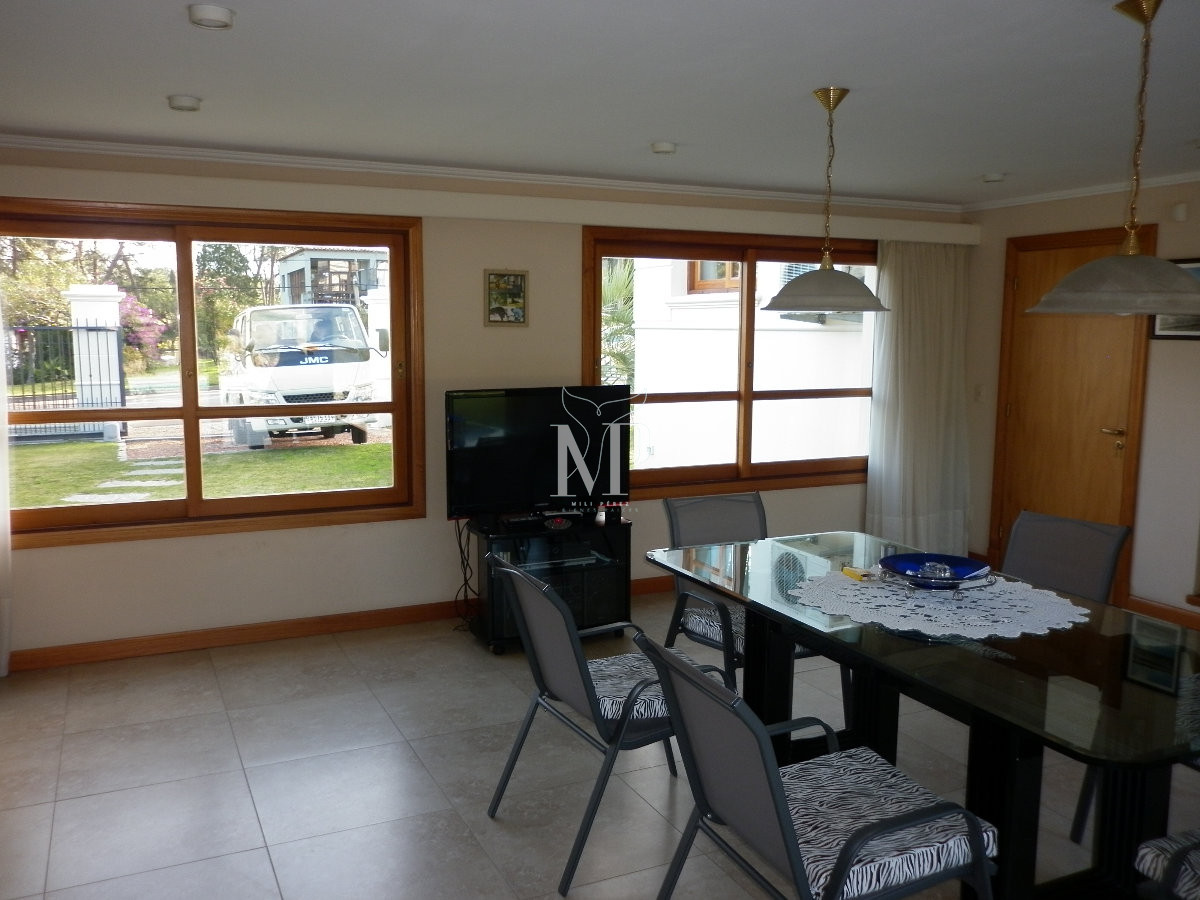 Casa ID.103 - Casa de 5 dormitorios en venta en Punta del Este.-