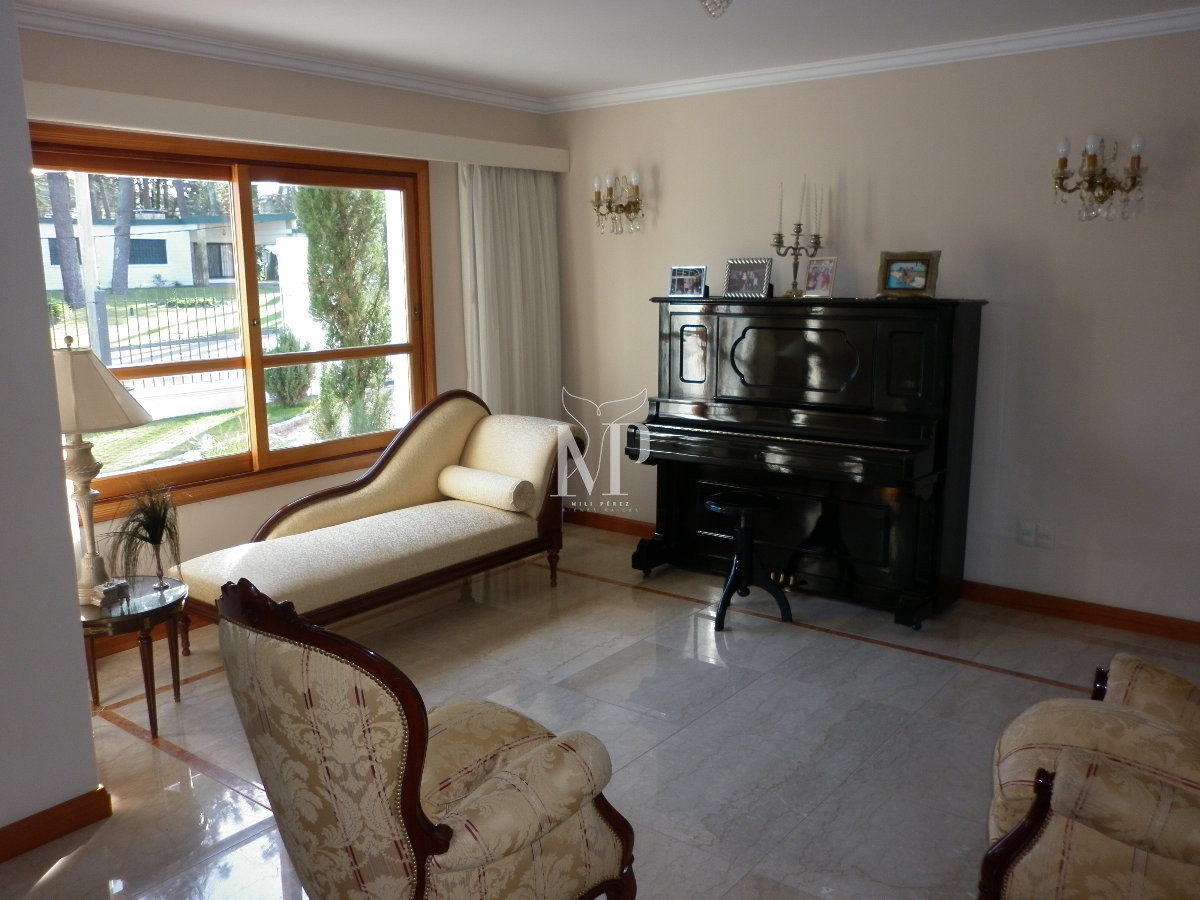 Casa ID.103 - Casa de 5 dormitorios en venta en Punta del Este.-