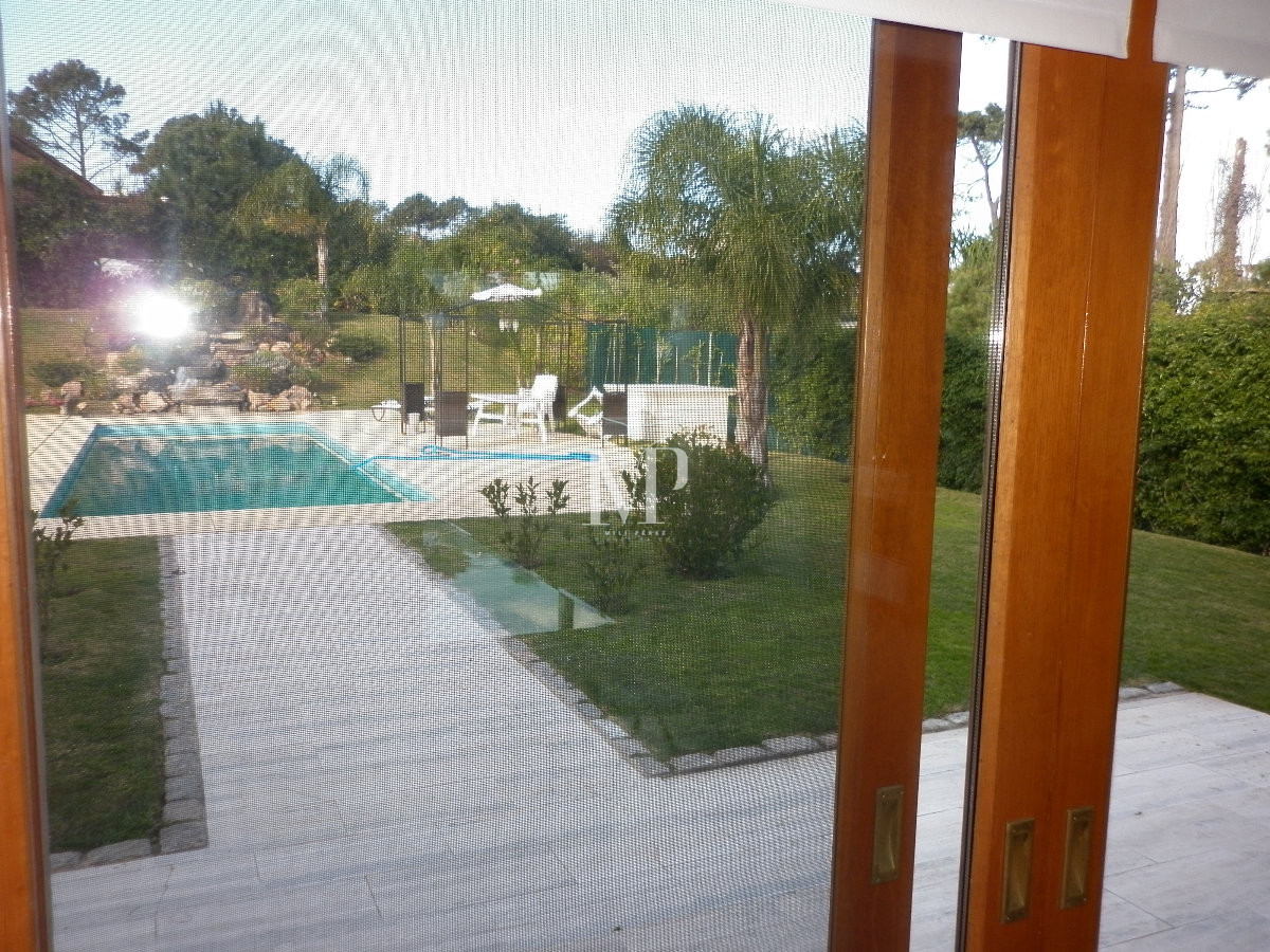 Casa ID.103 - Casa de 5 dormitorios en venta en Punta del Este.-