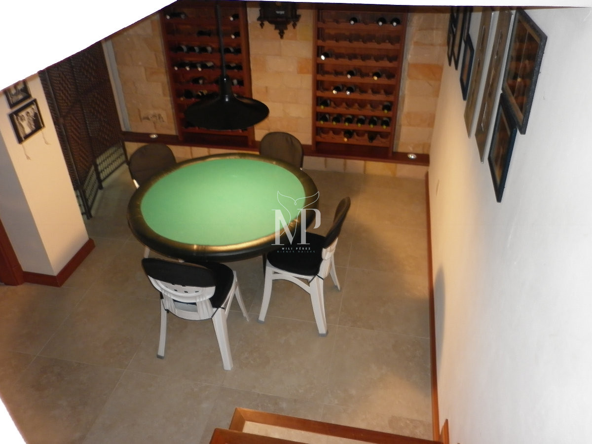 Casa ID.103 - Casa de 5 dormitorios en venta en Punta del Este.-